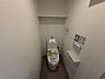 トイレ：清潔感のある快適なトイレは、トイレットペーパーや掃除用品をすっきり収納できる便利な棚付きです
