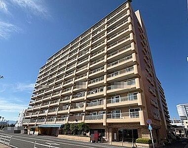 外観：スーパー・コンビニ・ホームセンターが徒歩圏内の立地！電停まで徒歩約3分とアクセス良好