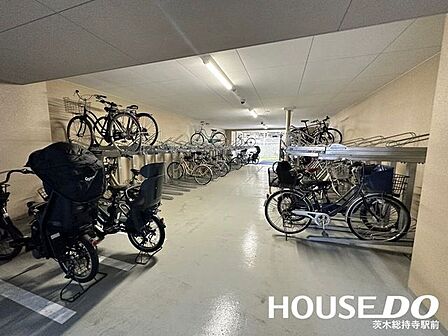 自転車、原付の駐輪所になります♪