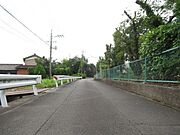 南側公道幅員約4mの前面道路です。車がすれ違うには厳しい道幅ですが、車はスピードを抑えて走行するので、お子様にも安全な道幅となっています。（2022年8月14日　撮影）