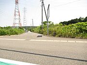 北西側、前面道路幅員約5.4ｍの私道です。2台の車がすれ違うことが出来る道幅です。角地で見通しがよい立地です。（2023年6月19日　撮影）