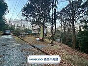 間口が広いので、車の出し入れも無理なく行えます。自然豊かな現地を一度見に行ってみませんか？（2025年1月24日　撮影）