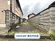 71.76坪の建築条件のないお土地です。道路から奥に土地が広がっているので、通りからのプライバシーが保たれます。（2025年4月15日　撮影）