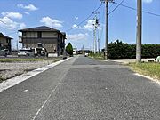幅員約5mの前面道路です。お子様と手を繋いで歩いている横を車が通り抜けれる道幅となっています。（2025/8/1　撮影）