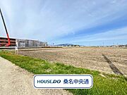 田んぼが広がり開けた場所にある約305.82坪の広いお土地です。整形地なので建築プランが立てやすいですね。