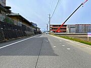 幅員約6.8mの前面道路です。車の出し入れもしやすく、また配達などの車が停まっていても通行出来る道幅となっています。