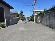 西側幅員約6mの前面道路です。車の出し入れもしやすく、また配達などの車が停まっていても通行出来る道幅となっています。（2025年10月9日　撮影）