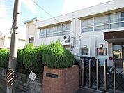益世小学校　近鉄「益生」駅が最寄り駅になり、駅からは徒歩5分です。 750m