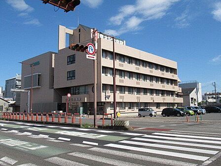 青木記念病院 一般外来のほか、24時間365日体制で救急外来の診療も受け付けています。【病床数】急性期一般病棟46床/地域包括ケア病棟58床 350m