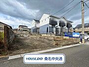 小学校まで徒歩17分、中学校まで徒歩14分で通学しやすいですね。桑名中央線が近く、車移動も便利です。（2025年10月28日　撮影）