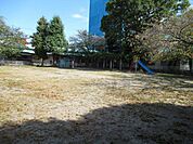 精義公園　駅近郊の公園です。ブランコ、滑り台、ジャングルジムなど多彩な遊具があります。他、ベンチや水道、立派な桜の木も植わっています。 230m