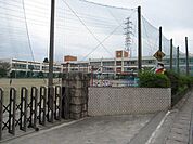 七和小学校　桑名市の公立小学校。隣には正和北幼稚園、約100ｍほどのところには桑名工業高校があります。 690m