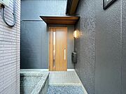 家の中心にあたる玄関まで続くエントランスです。通路をとおってたどり着く配置はプライバシーが保たれますね。（2025年10月17日　撮影）