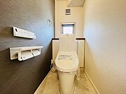 アクセントクロスが施されたトイレになります。後ろの棚には小物が置けるスペースがあるので芳香剤なども置いてけそうです。（2024年4月20日　撮影）