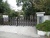 大山田南小学校　住宅街の中にあり見守りの目も多いので登下校も安心ですね。 610m