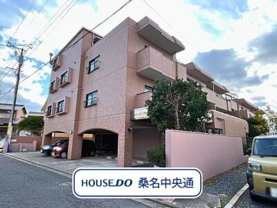 外観:小学校や幼稚園まで徒歩4分、車で5分圏内にはスーパーや病院、商店街もあり、便利な立地です。マンションの裏には大きな公園があります。(2026年1月20日 撮影) 外観:小学校や幼稚園まで徒歩4分、車で5分圏内にはスーパーや病院、商店街もあり、便利な立地です。マンションの裏には大きな公園があります。(2026年1月20日 撮影)