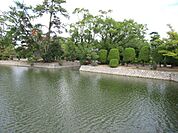 九華公園　桑名市吉之丸にある公園。桜つつじ、花菖蒲の名所として知られ、桑名市民の憩いの場として親しまれている。 400m
