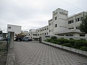 光陵中学校　桑名市の公立中学校。 1010m
