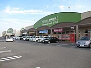 Ichigokan+PLUS　桑名陽だまり店【Ichigokan+PLUS　桑名陽だまり店】敷地が広く、食料品の他、日用品、電化製品、衣類など品ぞろえ豊富。焼き立てのパンは種類が多く魅力的 1300m