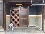 訪問者を優しく迎える玄関ポーチです。傘を差しての出入りも安心で、毎日の暮らしに便利さをプラスします。
