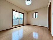 ≪北側洋室≫バルコニーへ直接出入りができます。ウォークインクローゼットついたお部屋です