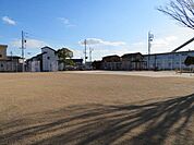 亀須公園　小さなお子様向けの小さい滑り台や遊具があるので安心して遊べます。 1260m