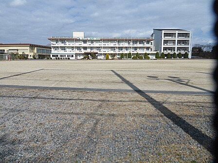 川越南小学校 太陽光発電設備があるエコスクール。バリアフリー化でエレベータ、多目的トイレもある学校です。 660m