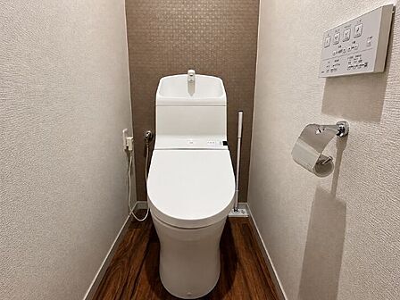 凹凸の少ないトイレはお掃除が楽々です。いつも清潔を保てます。※AIによる物消し加工を行っています(2026年8月4日撮影)