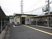 【七和駅】三岐鉄道北勢線の駅。52台分の駐輪場有。駅前広場には公衆電話ボックス1基設置。 960m