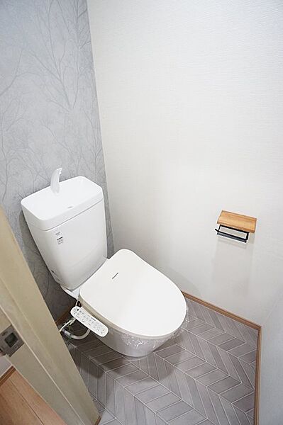 画像10:トイレは本体ごと新品へ！温水洗浄便座付です