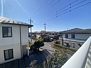 現地（2026年3月）撮影バルコニーからの眺めになります。高台にあるので景色が良いです。