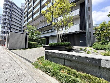 手入れの行き届いた植栽が彩る気品あるマンションエントランスのアプローチです。周辺の街並みと調和する洗練された外観デザインが特徴です。アプローチ部分はフラットな造りで歩きやすく快適に通行できます。