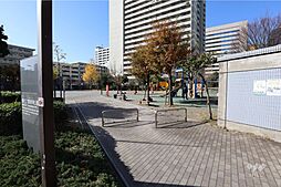 敷地に隣接する港南和楽公園