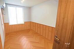 南側バルコニーに面したお部屋です。日当たり良く、快適に過ごすことができそうです。。(空室状態を再現した加工画像で現況とは相違します)