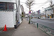 敷地東側の前面道路（南側から）