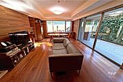 1つ1つ素材にこだわったリノベーションの施されたお部屋です。南西向きで日当たりの良いリビングになっています。
