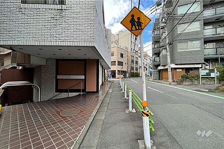 敷地北東側の前面道路(南東側から)
