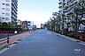 周辺：敷地北西側の前面道路（南西側から）