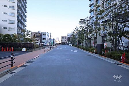敷地北西側の前面道路(南西側から)