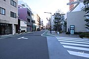 敷地北東側の前面道路（北西側から）