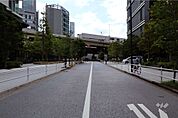 敷地北東側の前面道路（南東側から）