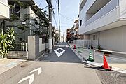 物件の南側前面道路（西側から）