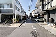物件の北西側前面道路（西側から）