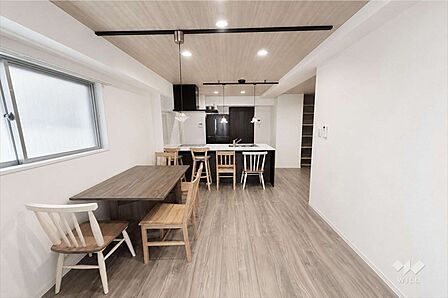 LDK(画像は荷物消去CG加工済です)角住戸のため窓が多く快適です。