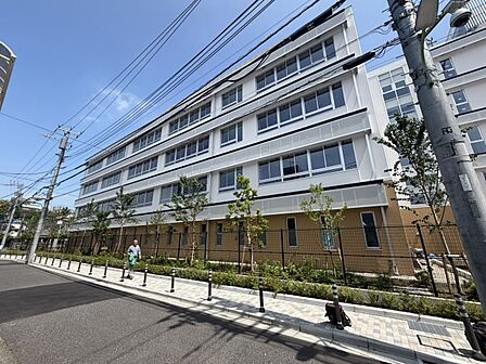 徒歩6分に浜川中学校があり、通学距離が短く安心して通える環境です。部活動の帰りが遅くなる日でも、明るい道のりで帰宅しやすく、保護者にとっても安心感のある立地です。