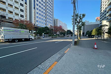 敷地西側の前面道路(南側から)
