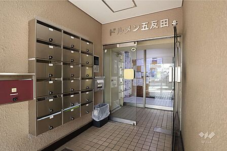 エントランスはオートロック付きです。