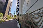 敷地南東側の前面道路（北東側から）