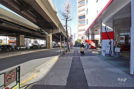 敷地西側は、都道2号や首都高速2号線に面しています。