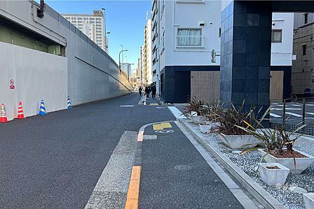敷地の南西側前面道路(南東側から)